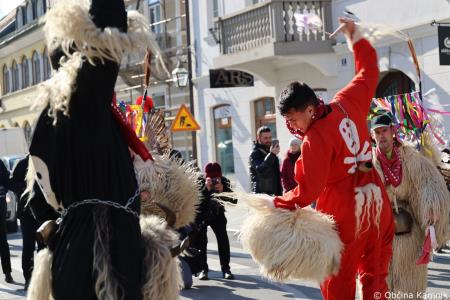 Kamnik so obiskali koranti iz Zamušanov pri Ptuju in v mestno jedro privabili nepregledno množico, željno ogleda tradicionalne pustne šege (56)